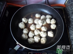 肉丸子可以用面粉嗎？肉丸子用什么粉？