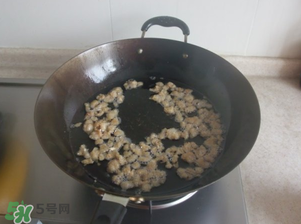 熬豬油為什么要加水？熬豬油水放多了怎么辦？
