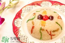 八寶飯什么時(shí)候吃？平?？梢猿园藢氾垎幔?></p><h3>八寶飯的制做方法</h3><p>原料：糯米200克，蓮子10克，黃瓜10克，桂圓10克，梅子10克，蜜棗10克。</p><p>調(diào)料：白砂糖150克，豬油（煉制）10克，玉米淀粉10克，桂花3克。</p><p>1.將糯米淘洗干凈，放入清水中浸1-2小時(shí)后盛入容器略灑一些水，上籠蒸30分鐘至熟。</p><p>2.鍋內(nèi)放豬油，水(如喜歡吃稀一點(diǎn)可略多加一點(diǎn)水)，白糖，待糖溶化后，下濕淀粉勾薄芡，再將糯米飯倒入炒透，最后放蓮心，青梅，綠瓜絲，蜜棗，桂圓肉，桂花，拌勻盛起即可。</p> </div>
<div align=