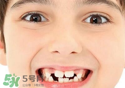 小孩換牙半年還沒長(zhǎng)出來是怎么回事?小孩換牙注意事項(xiàng)