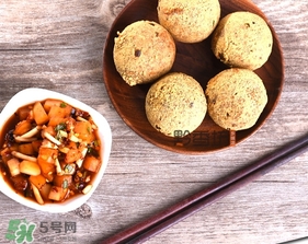 豆腐丸子要用面粉嗎？做豆腐丸子是用面粉還是淀粉？
