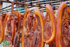熏肉變黑了還能吃嗎？熏肉變黑是熏糊了嗎？