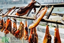 熏肉變黑了還能吃嗎？熏肉變黑是熏糊了嗎？