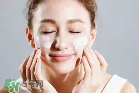卸妝膏和卸妝油哪個好？卸妝膏和卸妝油的區(qū)別