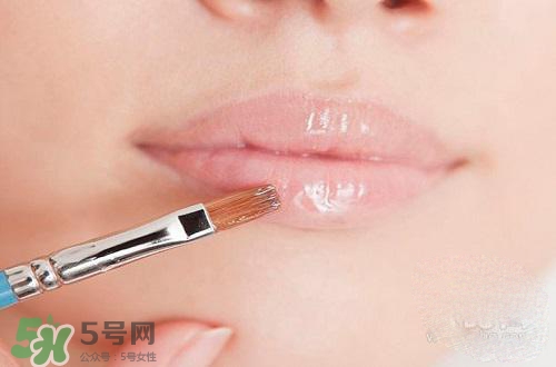 嘴唇干裂涂蜂蜜有用嗎？怎樣用蜂蜜改善嘴唇干裂？