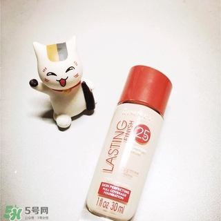rimmel芮謎粉底液紅瓶藍(lán)瓶哪個(gè)好？rimmel粉底液紅藍(lán)瓶對(duì)比