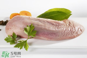 豬舌頭上的白苔怎么撕下來？豬舌頭上的白苔能吃嗎？