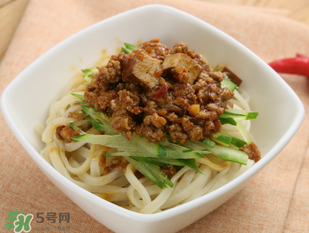 減肥可以吃炸醬面嗎？減肥期間吃炸醬面會(huì)胖嗎？