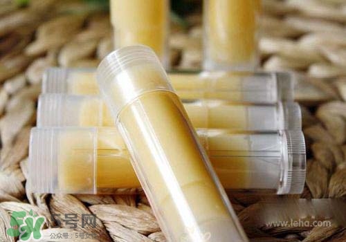 潤(rùn)唇膏可以增長(zhǎng)睫毛嗎？潤(rùn)唇膏怎樣增長(zhǎng)睫毛？