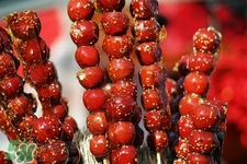 做糖葫蘆的紅色是什么？糖葫蘆外面紅色的是色素嗎？