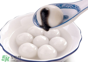 元宵面用涼水還是熱水？元宵是用熱水還是冷水調(diào)面粉？