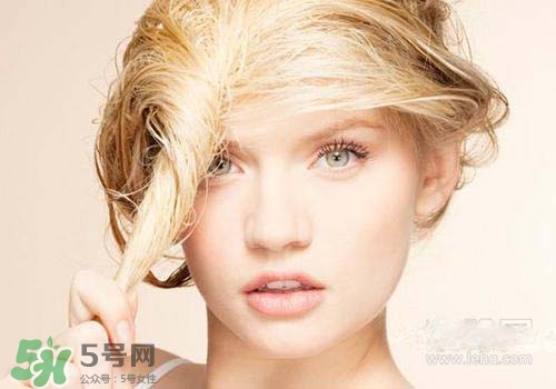 染發(fā)前可以洗頭嗎？染發(fā)前洗頭好還是不洗頭好？