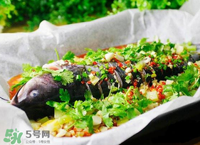 紙包魚用的什么紙？做紙包魚的紙什么紙？
