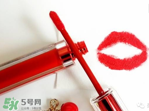涂唇釉嘴唇干是怎么回事？涂唇釉嘴唇干怎么辦？