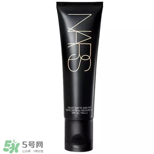 tom ford和nars哪個(gè)好？tom ford和nars唇膏口紅對(duì)比