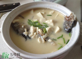 鯽魚湯怎么做才白？鯽魚湯怎么熬成奶白色？