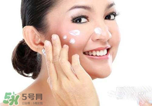 補水霜可以晚上用嗎？補水霜晚上怎么用？