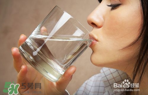 嘴唇干燥是什么原因？嘴唇干裂脫皮怎么辦？