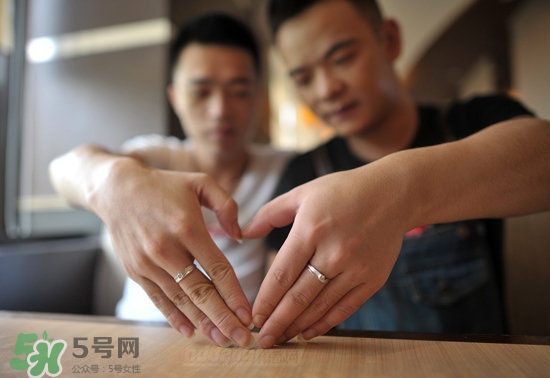 為什么同性戀都是帥哥？為什么同性戀容易的艾滋病呢