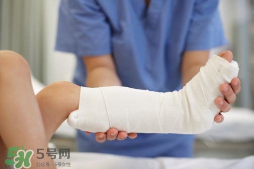 骨裂吃什么好得快？骨裂和骨折的區(qū)別