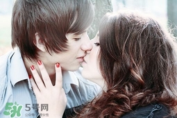 男人接吻時(shí)在想什么？男人接吻為什么伸舌頭