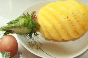 菠蘿削皮可以直接吃嗎？菠蘿削皮直接吃有毒嗎？