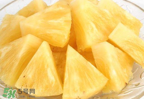 菠蘿削皮可以直接吃嗎？菠蘿削皮直接吃有毒嗎？
