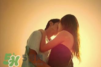 男人接吻時(shí)在想什么？男人接吻為什么伸舌頭