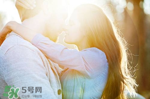 男人接吻時(shí)在想什么？男人接吻為什么伸舌頭
