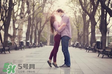 男人接吻時(shí)在想什么？男人接吻為什么伸舌頭