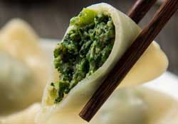 薺菜包餃子必須焯水嗎？薺菜包餃子要焯水嗎？