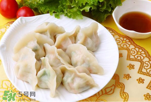 薺菜包餃子必須焯水嗎？薺菜包餃子要焯水嗎？