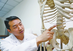骨質疏松會出現(xiàn)背痛嗎？骨質疏松會引起后背疼嗎？