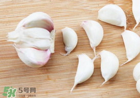 大蒜爛了一點(diǎn)還能吃嗎？大蒜爛根是怎么回事？