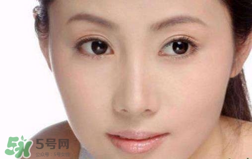 鼻子上擠出來的白色東西是什么？鼻子上的白色顆粒是什么？