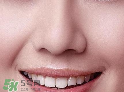 鼻子上擠出來的白色東西是什么？鼻子上的白色顆粒是什么？