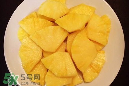 口腔潰瘍能吃菠蘿嗎？吃菠蘿會(huì)導(dǎo)致口腔潰瘍嗎？