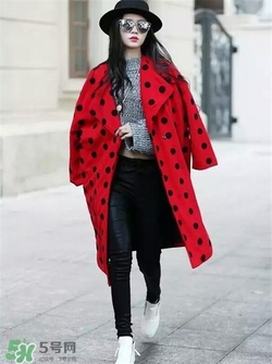 紅色衣服配什么顏色褲子？紅色衣服配什么褲子好看？