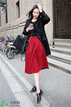 紅色衣服配什么顏色鞋子？紅色衣服配什么鞋子好看？