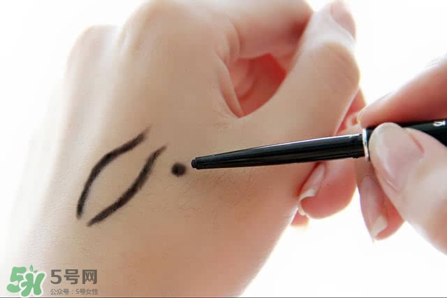 植村秀眼線筆怎么轉(zhuǎn)？植村秀如膠似漆眼線筆轉(zhuǎn)不出來