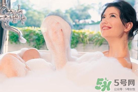 皮膚過敏可以洗澡嗎？洗澡會加重皮膚過敏嗎？