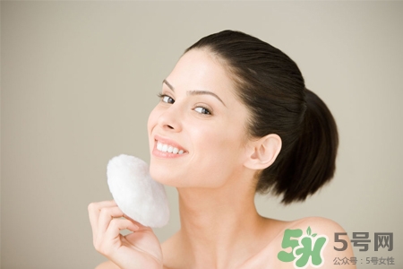 皮膚過敏能洗冷水澡嗎？過敏用冷水還是熱水洗澡？