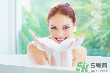 皮膚過敏能洗冷水澡嗎？過敏用冷水還是熱水洗澡？
