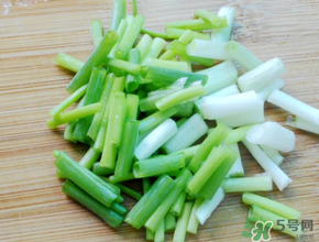 薺菜和蔥能一起吃嗎？薺菜餃子可以放蔥嗎？