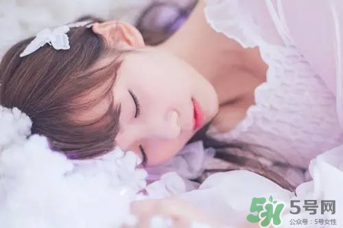 女人熬夜吃什么好？女人熬夜的危害有多大