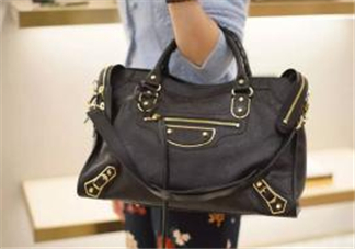 巴黎世家機(jī)車(chē)包正品多少錢(qián)？balenciaga機(jī)車(chē)包專(zhuān)柜價(jià)格