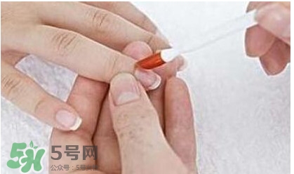 腳上的灰指甲怎么治療？腳上的灰指甲的治療方法