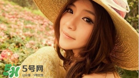 怎么去除疤痕?。咳绾稳コ毯塾?></p><p>3.因外傷留下的傷口要在縫合前認真清潔，以免感染擴大疤痕范圍。</p><p>4.避免細菌的侵入，特別是愛美的女士要避免化妝品對傷口的刺激。</p><p>5.避免在傷口還未完全愈合時任意剝除，抓撓傷口。</p><p>6.治療疤痕的過程切忌不可以進食辣椒蔥蒜，酒等刺激性較大的食物和公雞、鯉魚、牛羊狗肉等易發(fā)物。</p><p>7.外出是最好帶上遮陽傘，避免過強的紫外線照射，增強傷口的色素沉積。</p><p>8.均衡營養(yǎng)，平時多進食蛋白食物。</p> </div>
<div align=
