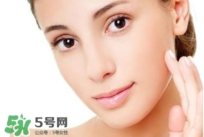 怎么去除疤痕?。咳绾稳コ毯塾?></p><p>方法三 維生素去疤法</p><p>去疤或許沒有那么容易，但是維生素絕對是去疤的好幫手。而維生素C是美白的圣品，因此如果疤痕顏色較深的話，我們可以試著把維生素C弄成粉末涂抹在疤痕上，這樣能夠有效降低疤痕的色素沉淀，促進美白。另外維生素B具有潤膚的作用，能夠增強皮膚的彈性，而且比較容易滲透皮膚進入皮下。因此，我么可以用針將維生素E的膠囊刺破，取出里面的藥液涂抹于疤痕上，輕柔十分鐘，每天兩次即可去疤。</p><h3>疤痕修復期注意事項</h3><p>1.防疤重于治疤，平時要注意安全，皮膚一旦受到損傷就會留下可惡的疤痕。</p><p>2.留下疤痕后要調整好心態(tài)，放下心理負擔，積極進行疤痕修復。</p><p style=