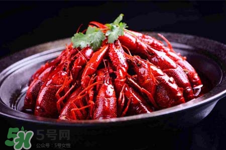 吃小龍蝦可以吃菠蘿嗎？小龍蝦和菠蘿能一起吃嗎？